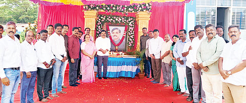 ಕೊಳ್ಳೇಗಾಲದ ಶ್ರೀ ವಿಶ್ವಚೇತನ ವಿದ್ಯಾಸಂಸ್ಥೆ ಆವರಣದಲ್ಲಿ ಬುಧವಾರ ಎಚ್.ಕೃಷ್ಣಸ್ವಾಮಿ ಅವರ 22ನೇ ವರ್ಷದ ಪುಣ್ಯಸ್ಮರಣೆ  ಕಾರ್ಯಕ್ರಮ ಆಯೋಜಿಸಲಾಗಿತ್ತು. ಪ್ರೇಮಲತಾ ಕೃಷ್ಣಸ್ವಾಮಿ, ಎಚ್.ಕೆ.ಮಹಾನಂದ, ರಮೇಶ್ ಕುಮಾರ್, ದೇವೇಂದ್ರ, ಕೆ.ಆರ್.ಶಿವ, ಶಕ್ತಿವೇಲ್, ದಯಾನಂದ್, ನಾಗರಾಜು, ಮಂಜುನಾಥ್ ಇತರರು ಇದ್ದರು.