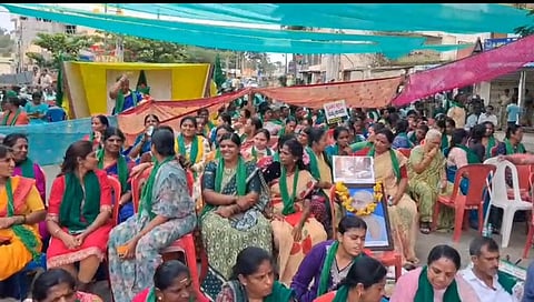 ಬೈರಮಂಗಲ ಗ್ರಾಮದಲ್ಲಿ ರೈತರ ಹೋರಾಟ ಬೆಂಬಲಿಸಿ ವರ್ತಕರು ಸ್ವಯಂ ಪ್ರೇರಿತರಾಗಿ ಅಂಗಡಿಗಳನ್ನು ಬಂದ್ ಮಾಡಿರುವುದು.