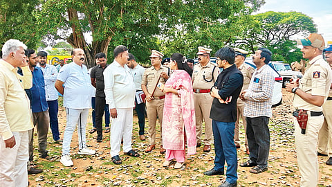 ವಿವಿಧ ಅಭಿವೃದ್ಧಿ ಕಾಮಗಾರಿಗಳ ಉದ್ಘಾಟನೆಗೆ ಮುಖ್ಯಮಂತ್ರಿ ಡಿ.ಕೆ.ಶಿವಕುಮಾರ್‌ಕೊಳ್ಳೇಗಾಲಕ್ಕೆ ಆಗಮಿಸುತ್ತಿರುವ ಹಿನ್ನೆಲೆ ಶಾಸಕ ಎ.ಆರ್.ಕೃಷ್ಣ ಮೂರ್ತಿ ಅವರು ಪಟ್ಟಣದ ಎಂಜಿಎಸ್‌ವಿ ಕಾಲೇಜು ಮೈದಾನಕ್ಕೆ ಭೇಟಿ ನೀಡಿ ಸ್ಥಳ ಪರಿಶೀಲಿಸಿದರು. ಶ್ರೀರೂಪಾ, ಮುತ್ತುರಾಜ್, ದಿನೇಶ್ ಕುಮಾರ್  ಮೀನಾ, ಬಸವರಾಜು, ಮೋಹನ್ ಇತರರಿದ್ದರು.