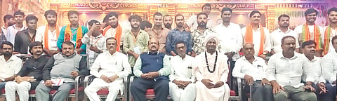 ಕಾಳಗಿಯಲ್ಲಿ ಹಿಂದೂ ಮಹಾಗಣಪತಿ ವೇದಿಕೆಯಿಂದ ಮಂಗಳವಾರ ಆಯೋಜಿಸಿದ್ದ ಹಾಸ್ಯಸಂಜೆ ಕಾರ್ಯಕ್ರಮದಲ್ಲಿ ಶ್ರೀ ಚನ್ನರುದ್ರಮುನಿ ಶಿವಾಚಾರ್ಯ, ಮಾಜಿ ಸಂಸದ ಡಾ.ಉಮೇಶ ಜಾಧವ್​, ಗಂಗಾವತಿ ಪ್ರಾಣೇಶ, ಬಸವರಾಜ ಮಹಾಮನಿ, ನರಸಿಂಹ ಜೋಶಿ ಇತರರಿದ್ದರು.
