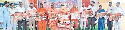 ಚಿತ್ತಾಪುರದ ಶ್ರೀ ಶರಣಬಸವೇಶ್ವರ ದೇವಸ್ಥಾನದಲ್ಲಿ ಬುಧವಾರ ಹಮ್ಮಿಕೊಂಡಿದ್ದ ಬಸವಾದಿ ಶರಣರ ಹಿಂದೂ ಸಮಾವೇಶದ ಪೂರ್ವಭಾವಿ ಸಭೆಯಲ್ಲಿ ಭಿತ್ತಿಪತ್ರ ಬಿಡುಗಡೆಗೊಳಿಸಲಾಯಿತು. ಶ್ರೀ ಸವಿತಾನಂದನಾಥ ಸ್ವಾಮೀಜಿ, ಶ್ರೀ ಕುಮಾರ ಸ್ವಾಮೀಜಿ, ಶ್ರೀ ಶಿವಶಂಕರ ಸ್ವಾಮೀಜಿ, ಶ್ರೀ ಸೋಮಶೇಖರ ಸ್ವಾಮೀಜಿ, ಚಂದು ಪಾಟೀಲ್​, ಶಶಿಕಲಾ ಟೆಂಗಳಿ, ಸೋಮಶೇಖರ ಪಾಟೀಲ್​, ವಿಠ್ಠಲ್​ ನಾಯಕ, ಅಯ್ಯಪ್ಪ ರಾಮತೀರ್ಥ ಇತರರಿದ್ದರು. 