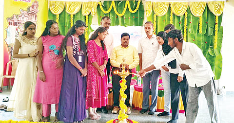 ಹುಣಸೂರು ನಗರದ ಡಿ.ದೇವರಾಜ ಅರಸು ಸರ್ಕಾರಿ ಪ್ರಥಮದರ್ಜೆ ಕಾಲೇಜಿನಲ್ಲಿ ಆಯೋಜಿಸಿದ್ದ ಕಾರ್ಯಕ್ರಮವನ್ನು ಗಣ್ಯರು ಉದ್ಘಾಟಿಸಿದರು. ಕೆ.ಎನ್.ಸಚಿನ್, ಆಲಿಯಾ ತಾಜ್, ಎನ್.ಶ್ರೀಕಾಂತ್, ಬಿ.ಕೆ.ಸಾಗರ್ ಇತರರಿದ್ದರು.
