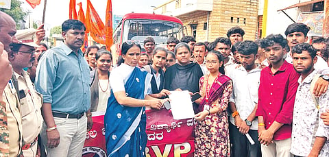ಔರಾದ್​ ಬಸ್​ನಲ್ಲಿ ಸಂಚರಿಸುತ್ತಿದ್ದ ವಿದ್ಯಾರ್ಥಿಗೆ ಹಲ್ಲೆ ನಡೆಸಿದ ನಿರ್ವಾಹಕನನ್ನು ಅಮಾನತು ಮಾಡುವಂತೆ ಒತ್ತಾಯಿಸಿ ಸೋಮವಾರ ಎಬಿವಿಪಿ ಕಾರ್ಯಕರ್ತರು ಪಟ್ಟಣದ ಬಸ್​ ನಿಲ್ದಾಣದ ಎದುರು ಬೃಹತ್​ ಪ್ರತಿಭಟನೆ ನಡೆಸಿ ಡಿಟಿಒ ಶಾರದಾದೇವಿ ಅವರಿಗೆ ಮನವಿ ಸಲ್ಲಿಸಿದರು. ಘಟಕ ವ್ಯವಸ್ಥಾಪಕ ಮಲ್ಲಿಕಾರ್ಜುನ, ಎಬಿವಿಪಿ ವಿಭಾಗ ಸಂಚಾಲಕ ಪವಾನ ಕುಂಬಾರ, ನಾಗರಾಜ ಸುಲ್ತಾನಪುರೆ, ಸುರೇಶ ಮರ್ತಳೆ, ಅಶೋಕ ಶೆಂಬೆಳ್ಳಿ, ಹಾವಪ್ಪ ದ್ಯಾಡೆ, ಅಂಬಾದಾಸ ನಳಗೆ, ಅಭಿಷೇಕ ಮಾನೆ, ಅಭಿಷೇಕ ಪಾಟೀಲ್​, ಕಲ್ಲೇಶ ಬಿರಾದಾರ್​, ಅಂಬಿಕಾ, ಭಾಗ್ಯಲತಾ, ಮಾರುತಿ ಉದಗೀರೆ, ಪವಾನ ಬುಕ್ಕಾ, ಜಗದೀಶ ಇತರರಿದ್ದರು.