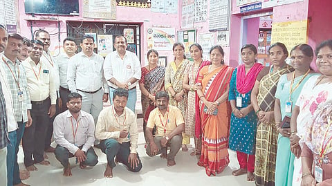 ಕೊಪ್ಪಳದ ಸರ್ಕಾರಿ ಬಾಲಕರ ಬಾಲಮಂದಿರಕ್ಕೆ ಬೆಂಗಳೂರಿನ ಮಕ್ಕಳ ರಕ್ಷಣಾ ನಿರ್ದೇಶನಾಲಯದ ನಿರ್ದೇಶಕ ಎನ್. ಮಹೇಶಬಾಬು ಭೇಟಿ ನೀಡಿದ ವೇಳೆ ಮಹಿಳಾ ಮತ್ತು ಮಕ್ಕಳ ಅಭಿವೃದ್ಧಿ ಇಲಾಖೆ ಉಪನಿರ್ದೇಶಕ ಅಮರೇಶ, ಜಿಲ್ಲಾ ನಿರೂಪಣಾಧಿಕಾರಿ ನಟರಾಜ, ಅಧಿಕಾರಿಗಳಾದ ಅನ್ನಪೂರ್ಣ ಹುಬಕಟ್ಟಿ, ಸಿಂಧು ಅಂಗಡಿ, ಸಿಡಿಪಿಒ ರೋಹಿಣಿ ಕೊಟಗಾರ ಇದ್ದರು.