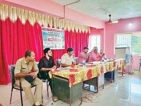 ಕಸ್ತೂರಿ ರಂಗನ್ ವರದಿ ಕುರಿತ ವಿಶೇಷ ಗ್ರಾಮಸಭೆ ಶಿರ್ಲಾಲು ಪಂಚಾಯಿತಿ ಸಭಾಂಗಣದಲ್ಲಿ ನಡೆಯಿತು. ಎಂ.ಕೆ.ಪ್ರಸಾದ್, ಮಂಜುನಾಥ್, ಜಗನ್ನಾಥ ಅಂತ್ರಾಂಗೆ ಮೊದಲಾದವರಿದ್ದರು