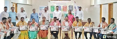 ಶೃಂಗೇರಿ ಪಪಂನಲ್ಲಿ ಪೌರಕಾರ್ಮಿಕರನ್ನು ಗೌರವಿಸಲಾಯಿತು. ರಮೇಶ್, ಕುಮಾರ್, ಕೃಷ್ಣ ಇದ್ದರು.