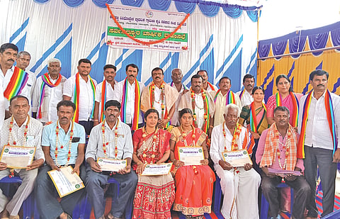 ದೇವನಹಳ್ಳಿ ತಾಲೂಕಿನ ಕಾರಹಳ್ಳಿವಿವಿಧೋದ್ದೇಶ ಪ್ರಾಥಮಿಕ ಗ್ರಾಮೀಣ ಕೃಷಿ ಸಹಕಾರ ಸಂದಲ್ಲಿ ಹಮ್ಮಿಕೊಂಡಿದ್ದ ವಾರ್ಷಿಕ ಸಭೆಯಲ್ಲಿ ್ಲ ಷೇರುದಾರರ ಪ್ರತಿಭಾವಂತ ಮಕ್ಕಳಿಗೆ ಪ್ರತಿಭಾ ಪುರಸ್ಕಾರ ನೀಡಲಾಯಿತು.  ಬಿಡಿಸಿಸಿ ಬ್ಯಾಂಕ್​ ನಿರ್ದೇಶಕ  ಕಾಮೇನಹಳ್ಳಿ ರಮೇಶ್​, ಪಿಎಲ್​ಡಿ ಬ್ಯಾಂಕ್​ ಅಧ್ಯ ಆರ್​. ಮುನೇಗೌಡ, ಸಂದ ಉಪಾಧ್ಯ ಆನಂದಪ್ಪ ಇತರರು ಇದ್ದರು. 