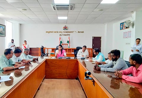 ಚಾಮರಾಜನಗರದ ಜಿಲ್ಲಾಧಿಕಾರಿ ಕಚೇರಿ ಸಭಾಂಗಣದಲ್ಲಿ ಡಿಸಿ ಶ್ರೀರೂಪಾ ಅಧ್ಯಕ್ಷತೆಯಲ್ಲಿ ಶುಕ್ರವಾರ ಎಸ್‌ಐಆರ್ ಕುರಿತು ರಾಜಕೀಯ ಪಕ್ಷಗಳ ಮುಖಂಡರ ಸಭೆ ನಡೆಯಿತು. ಎಡಿಸಿ ಟಿ.ಜವರೇಗೌಡ, ಎಸ್.ಬಾಲಸುಬ್ರಹ್ಮಣ್ಯ, ಎಚ್.ಎಸ್.ತೋಂಟದಾರ್ಯಸ್ವಾಮಿ, ಎಂ.ಚಿಕ್ಕಮಹದೇವು, ಎಸ್.ರಾಮಚಂದ್ರ ಇದ್ದರು.

