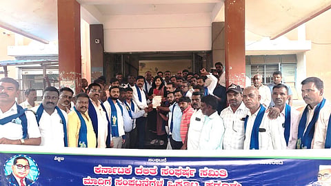 ಮಾಜಿ ಸಂಸದ ಪ್ರತಾಪ್ ಸಿಂಹ ಬಂಧನಕ್ಕೆ ಆಗ್ರಹಿಸಿ ಡಿಎಸ್‌ಎಸ್ ಮುಖಂಡರು ತಹಸೀಲ್ದಾರ್‌ಗೆ ಮನವಿ ಸಲ್ಲಿಸಿದರು. ಶೂದ್ರ ಶ್ರೀನಿವಾಸ್, ಬಿ.ಟಿ.ಚಂದ್ರಶೇಖರ್, ಮಲ್ಲಿಕಾರ್ಜುನ್, ಕೃಷ್ಣಪ್ಪ, ಲಕ್ಷ್ಮಣ್ ಮತ್ತಿತರಿದ್ದರು. 