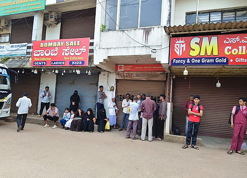 ಬೆಳ್ತಂಗಡಿಯಲ್ಲಿ ಪಡಿತರ ಚೀಟಿಯ ಕೆವೈಸಿಗಾಗಿ ಆಧಾರ್ ಅಪ್ಡೇಟ್‌ಗಾಗಿ ಆಧಾರ್ ಕೇಂದ್ರಗಳಲ್ಲಿ ಸರತಿ ಸಾಲಿನಲ್ಲಿ ನಿಂತಿರುವುದು.