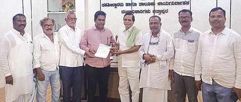 ರೈತರ ಸಾಲ ಮನ್ನಾ ಸೇರಿ ವಿವಿಧ ಬೇಡಿಕೆ ಈಡೇರಿಸುವಂತೆ ಒತ್ತಾಯಿಸಿ ಚಿತ್ತಾಪುರದಲ್ಲಿ ತಾಲೂಕು ಕೃಷಿಕ ಸಮಾಜದಿಂದ ಗ್ರೇಡ್​-2 ತಹಸೀಲ್ದಾರ್​ ರಾಜಕುಮಾರ ಮರತೂರ ಅವರಿಗೆ ಮನವಿಪತ್ರ ಸಲ್ಲಿಸಲಾಯಿತು. ನಾಗರೆಡ್ಡಿ ಗೋಪಸೇನ, ವೀರಣ್ಣಗೌಡ ಪರಸರೆಡ್ಡಿ, ನಿಂಗಣ್ಣ ಹೇಗಲೇರಿ, ಬಾಬು ಕಾಶಿ, ಚನ್ನಬಸಪ್ಪ ಬಂಡಪ್ಪ ಇದ್ದರು.