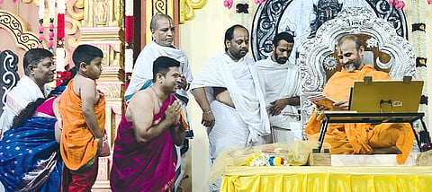 ಧಾರವಾಡದಲ್ಲಿ ನಡೆಯುತ್ತಿರುವ ಚಾತುರ್ಮಾಸ್ಯದಲ್ಲಿ ಕಲಬುರಗಿಯ ಗುರುರಾಜ ಕುಲಕರ್ಣಿ ಅವರು ರಚಿಸಿರುವ "ಡಿವೈನ್​ ಎಕೋಸ್​ ಫ್ರಮ್​ ಧಾರವಾಡ' ಕೃತಿಯನ್ನು ಉತ್ತರಾದಿ ಮಠಾಧೀಶರಾದ ಶ್ರೀ ಸತ್ಯಾತ್ಮ ತೀರ್ಥರು ಲೋಕಾರ್ಪಣೆಗೊಳಿಸಿದರು. ದಿವಾನ್​ ಪಂ.ಶಶಿಧರಾಚಾರ್ಯ, ಪಂ. ಪುಷ್ಕರಾಚಾರ್ಯ ಇತರರಿದ್ದರು.