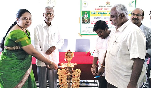 ಯಾದಗಿರಿಯಲ್ಲಿ ಬುಧವಾರ ಆಯೋಜಿಸಿದ್ದ 11ನೇ ರಾಷ್ಟ್ರೀಯ ಆಯುರ್ವೇದ ದಿನ ಕಾರ್ಯಕ್ರಮವನ್ನು ಯುಡಾ ಅಧ್ಯಕ್ಷ ಬಾಬುರಾವ ಕಾಡ್ಲೂರ ಉದ್ಘಾಟಿಸಿದರು. ಪತ್ರಕರ್ತ ಮಲ್ಲಿಕಾರ್ಜುನರಡ್ಡಿ ಹತ್ತಿಕುಣಿ, ಡಾ.ವಂದನಾ ಗಾಳಿ ಇತರರಿದ್ದರು.