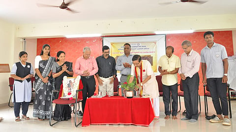 ಉಡುಪಿ ಬಾರ್ಕೂರಿನ ಕಾಲೇಜ್​ನಲ್ಲಿ ಆಯೋಜಿಸಿದ್ದ ಕನಕದಾಸರ ಕುರಿತ ಉಪನ್ಯಾಸ ಮಾಲಿಕೆಯನ್ನು ನೀಲಾವರ ಸುರೇಂದ್ರ ಅಡಿಗ ಉದ್ಘಾಟಿಸಿದರು. ಡಾ. ಎಸ್​. ಭಾಸ್ಕರ್​ ಶೆಟ್ಟಿ, ಡಾ. ಸುಬ್ರಹ್ಮಣ್ಯ ಕೆ. ಡಾ.ಕೃಷ್ಣರಾಜ ಕರಬ, ಡಾ. ಬಿ.ಜಗದೀಶ್​ ಶೆಟ್ಟಿ, ಡಾ. ಅರುಣಕುಮಾರ್​ ಎಸ್​.ಆರ್​., ಶೈಲಜಾ ಶೆಟ್ಟಿ, ಡಾ. ಪಲ್ಲವಿ ಎನ್​. ಇದ್ದರು.