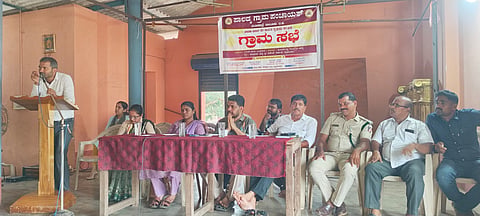  ಪಾಲಡ್ಕ ಗ್ರಾಮಸಭೆಯಲ್ಲಿ ವಿವಿಧ ವಿಚಾರಗಳ ಕುರಿತು ಗ್ರಾಮಸ್ಥರು ಚರ್ಚೆ ನಡೆಸಿದರು. ಲೆಕ್ಕ ಸಹಾಯಕಿ ಮೋಹಿನಿ ಕುಮಾರಿ, ನೋಡಲ್ ಅಧಿಕಾರಿ ಮಲ್ಲಿಕಾರ್ಜುನ ಮೊದಲಾದವರಿದ್ದರು.