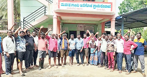 ಆನೆಗೊಳ ಗ್ರಾಮಸ್ಥರು ಪ್ರತಿಭಟನೆ ನಡೆಸಿದರು. 