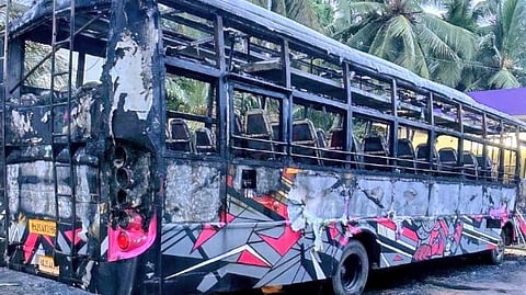 ಉಡುಪಿ ತಾಲೂಕಿನ ಮಣಿಪುರ ಗ್ರಾಪಂ ವ್ಯಾಪ್ತಿಯ ದೆಂದೂರುಕಟ್ಟೆಯ ಪೆಟ್ರೋಲ್​ ಪಂಪ್​ ಬಳಿ ನಿಲ್ಲಿಸಿದ್ದ ಖಾಸಗಿ ಬಸ್​ ಬೆಂಕಿಗಾಹುತಿಯಾಗಿ ಸುಟ್ಟು ಕರಕಲಾಗಿರುವುದು.