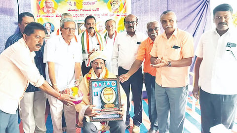 ಮದ್ದೂರು ಪಟ್ಟಣದ ಟೌನ್ ಕ್ಲಬ್‌ನ ಶ್ರೀ ಉಗ್ರ ನರಸಿಂಹಸ್ವಾಮಿ ಸಭಾಂಗಣದಲ್ಲಿ ಆಯೋಜಿಸಿದ್ದ ಕಾರ್ಯಕ್ರಮದಲ್ಲಿ ಸಾರ್ವಜನಿಕ ಶಿಕ್ಷಣ ಇಲಾಖೆ ನಿವೃತ್ತ ಸಹ ನಿರ್ದೇಶಕ ಸಿ.ಚಾಮೇಗೌಡ ಅವರಿಗೆ ಶ್ರೀ ಬಿಜಿಎಸ್ ಶಿಕ್ಷಕ ಶ್ರೀ ಸೇವಾ ರತ್ನ ಪ್ರಶಸ್ತಿ ಪ್ರದಾನ ಮಾಡಲಾಯಿತು. ಡಾ.ಬಿ.ಕೃಷ್ಣ, ಪಿ.ಸಂದರ್ಶ, ಬಿ.ಎನ್.ಮರಿಗೌಡ, ತೈಲೂರು ವೆಂಕಟಕೃಷ್ಣ, ಡಿ.ಪಿ.ಸ್ವಾಮಿ, ವಿ.ಟಿ.ರವಿಕುಮರ್, ಅನಂತೇಗೌಡ, ಶಿವನಂಜಯ್ಯ ಇತರರಿದ್ದರು. 
