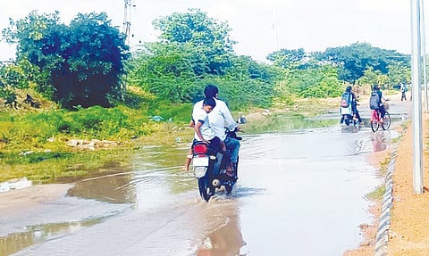 ನರೇಗಲ್ಲ-ಅಬ್ಬಿಗೇರಿ ಮಾರ್ಗದ ರೈತ ಸಂಪರ್ಕ ಕೇಂದ್ರದ ಸಮೀಪ ರಸ್ತೆಯಲ್ಲಿ ನಿಂತಿರುವ ಮಳೆ ನೀರಿನಲ್ಲಿಯೇ ಸಾರ್ವಜನಿಕರು ಹಾಗೂ ವಿದ್ಯಾರ್ಥಿಗಳು ಸಂಚರಿಸಲು ಪರದಾಡುತ್ತಿರುವುದು.
