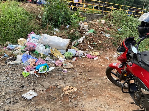 ಉಜಿರೆ ಸಂಪಿಗೆ ನಗರದಲ್ಲಿ ರಸ್ತೆ ಬದಿ ತ್ಯಾಜ್ಯ ರಾಶಿ ಬಿದ್ದಿರುವುದು