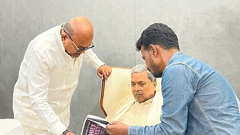 ಸಿದ್ದರಾಮಯ್ಯ ಜತೆ ಚರ್ಚಿಸುತ್ತಿರುವ ರಾಜೇಶ್​