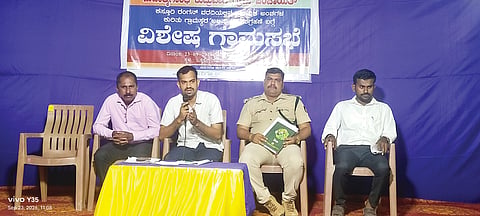  ಕುಟ್ರುಪ್ಪಾಡಿ ಗ್ರಾಪಂ ವ್ಯಾಪ್ತಿಯ ಬಲ್ಯ ಗ್ರಾಮದಲ್ಲಿ ಕಸ್ತೂರಿ ರಂಗನ್ ವರದಿಗೆ ಸಂಬಂಧಿಸಿ ವಿಶೇಷ ಗ್ರಾಮಸಭೆ ಹೊಸ್ಮಠ ಗೌಡಸಭಾಭವನದಲ್ಲಿ ನಡೆಯಿತು. ಪಂಚಾಯಿತಿ ಆಡಳಿತಾಧಿಕಾರಿ ಡಾ.ಅಜಿತ್ ಎಂ.ಸಿ., ಪಂಜವಲಯ ಅರಣ್ಯಾಧಿಕಾರಿ ಮಂಜುನಾಥ್,ಧನಂಜಯ ಕೊಡಂಗೆ ಮತ್ತಿತರರಿದ್ದರು.