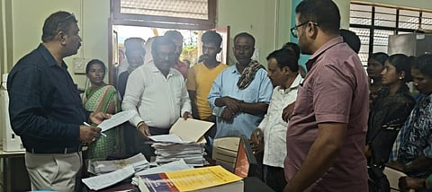 ಹೊಳೆನರಸೀಪುರ ತಾಲೂಕಿನ ಜಕ್ಕನಹಳ್ಳಿ ಕೊಪ್ಪಲು ಗ್ರಾಮಸ್ಥರು ಕುಡಿಯುವ ನೀರಿನ ಸಮಸ್ಯೆ ಬಗೆಹರಿಸುವಂತೆ ತಹಸೀಲ್ದಾರ್‌ಗೆ ಮನವಿ ಸಲ್ಲಿಸಿದರು. ಗ್ರಾಮದ ಶೋಭಾ, ಮೀನಾಕ್ಷಿ, ಸುಮಿತ್ರಾ, ಲಲಿತಾ, ನಂಜಮ್ಮ, ಮಂಜಮ್ಮ, ಹರೀಶ್, ಪೂಜಾರಿ ಸ್ವಾಮಿ, ರವಿ, ಪ್ರೇಮ್ ಕುಮಾರ್, ಸುರೇಶ್, ದರ್ಶನ್, ಯಶ್ವಂತ್, ಅಪ್ಪನ ಗೌಡ ಇತರರು ಇದ್ದರು.

