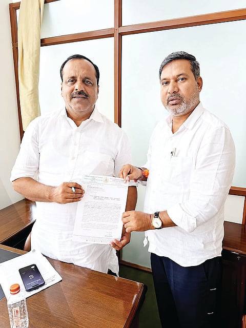 ಕ್ರಾಫರ್ಡ್ ಸರ್ಕಾರಿ ಆಸ್ಪತ್ರೆಗೆ ತುರ್ತಾಗಿ ಹೊಸ ಸ್ಕ್ಯಾನಿಂಗ್ ಯಂತ್ರ ಒದಗಿಸುವಂತೆ  ಆರೋಗ್ಯ ಸಚಿವ ಯು.ಟಿ.ಖಾದರ್‌ಗೆ ಶಾಸಕ ಸಿಮೆಂಟ್ ಮಂಜು ಮನವಿ ಸಲ್ಲಿಸಿದರು.