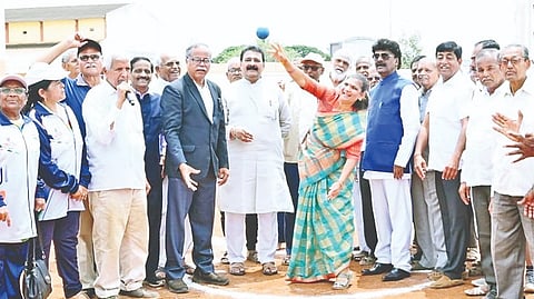 ಹುಬ್ಬಳ್ಳಿಯ ನೆಹರು ಮೈದಾನದಲ್ಲಿ ಏರ್ಪಡಿಸಿದ್ದ ಹಿರಿಯ ನಾಗರಿಕರ ಕ್ರೀಡಾಕೂಟವನ್ನು ಮೇಯರ್​ ದುರ್ಗಮ್ಮ ಬೆಜವಾಡ ಗುಂಡು ಎಸೆಯುವ ಮೂಲಕ ಉದ್ಘಾಟಿಸಿದರು. ರಾಬರ್ಟ ದದ್ದಾಪುರಿ, ಮಹೇಂದ್ರ ಸಿಂಘಿ, ಬಿ.ಎ. ಪಾಟೀಲ, ಲಿಂಗರಾಜ ಅಂಗಡಿ ಇತರರು ಇದ್ದರು.