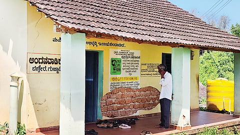 ಕುಸಿತ ಭೀತಿಯಲ್ಲಿರುವ ಬೆಣ್ಗೇರೆ ಅಂಗನವಾಡಿ ಕಟ್ಟಡ.