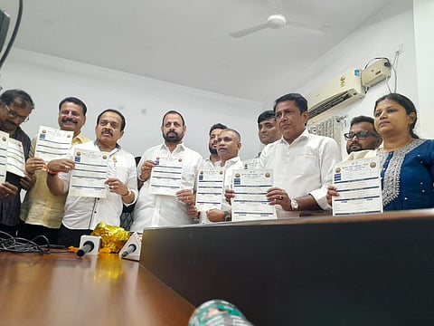 ಕಂಬಳ ಕೋಣಗಳ ಆಯ್ಕೆಗೆ ಸಂಬಂಧಿಸಿ ನೋಂದಣಿ ಪತ್ರವನ್ನು ಶಾಸಕ ಅಶೋಕ್ ಕುಮಾರ್ ರೈ ಬಿಡುಗಡೆಗೊಳಿಸಿದರು. ದೇವಿಪ್ರಸಾದ್ ಶೆಟ್ಟಿ ಮೊದಲಾದವರಿದ್ದರು.
