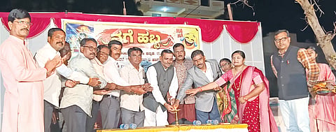 ಕಲಬುರಗಿಯ ಶಿವಲಿಂಗ ನಗರದಲ್ಲಿ ಗಣೇಶ ಉತ್ಸವ ನಿಮಿತ್ತ ಆಯೋಜಿಸಿದ್ದ ನಗೆಹಬ್ಬವನ್ನು ಹಣಮಂತರಾಯ ಅಟ್ಟೂರ, ಡಾ.ದೇವಾನಂದ ಬಿರಾದಾರ ಉದ್ಘಾಟಿಸಿದರು. ಗುಂಡಣ್ಣ ಡಿಗ್ಗಿ, ಡಾ.ಅಮರೇಶ ಪತ್ತಾರ, ಶರಣಯ್ಯ ಹಿರೇಮಠ, ಶರಣು ದೇಸಾಯಿ, ಮಲಕಾರಿ ಪೂಜಾರಿ, ಸಾವಿತ್ರಿ ಪತ್ತಾರ, ಗಿರಿರಾಜ ಶಿರವಾಳ ಇತರರಿದ್ದರು.
