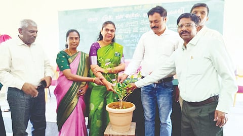 ಮಣಿಗೆರೆ ಗ್ರಾಮದಲ್ಲಿರುವ ಸರ್ಕಾರಿ ಪ್ರಥಮ ದರ್ಜೆ ಕಾಲೇಜಿನಲ್ಲಿ  ಆಯೋಜಿಸಿದ್ದ ಮಹಿಳಾ ದೌರ್ಜನ್ಯ ತಡೆ ಮತ್ತು ಆರೋಗ್ಯ ಅರಿವು ಕಾರ್ಯಕ್ರಮವನ್ನು ಭಾರತೀನಗರ ರೋಟರಿ ಸೆಂಟ್ರಲ್‌ನ ಕಾರ್ಯದರ್ಶಿ ಡಾ. ಸೌಮ್ಯಾ ರಾಜೇಶ್ ಉದ್ಘಾಟಿಸಿದರು. ಡಾ. ಎ.ಟಿ. ಶ್ರೀನಿವಾಸಮೂರ್ತಿ, ಡಾ. ಶಾರದಮ್ಮ, ಡಾ. ಪಾರ್ಥ ಇತರರು ಇದ್ದರು. 