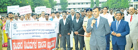ಯಾದಗಿರಿಯಲ್ಲಿ ಗುರುವಾರ ಆಯೋಜಿಸಿದ್ದ ಸಂಚಾರ ನಿಯಮ ಪಾಲನೆ ಅಭಿಯಾನಕ್ಕೆ ಜಿಲ್ಲಾ ಪ್ರಧಾನ ಮತ್ತು ಸತ್ರ ನ್ಯಾಯಾಧೀಶ ಮರುಳುಸಿದ್ಧಾರಾಧ್ಯ ಜೆ.ಎಂ. ಚಾಲನೆ ನೀಡಿ ಮಾತನಾಡಿದರು. ಜಿಲ್ಲಾ ಹಿರಿಯ ಸಿವಿಲ್​ ನ್ಯಾಯಾಧೀಶ ಮರಿಯಪ್ಪ, ಎಸ್​ಪಿ ಪೃಥ್ವಿಕ್​ ಶಂಕರ್​ ಇತರರಿದ್ದರು.