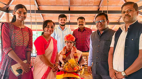 ಮೈಸೂರಿನ ದಸರಾ ಮಹೋತ್ಸವದ ಕವಿಗೋಷ್ಠಿ ಉದ್ಘಾಟಿಸಲು ಆಗಮಿಸುವಂತೆ ಆಹ್ವಾನಿಸಿ ಲೇಖಕಿ ವೈದೇಹಿ ಅವರನ್ನು ಸಮಿತಿಯ ಪದಾಧಿಕಾರಿಗಳು ಸನ್ಮಾನಿಸಿದರು. ಚಂದನಾ, ಡಾ.ತ್ರಿವೇಣಿ, ಸಿದ್ದನಾಗಪ್ಪ, ರಾಘವೇಂದ್ರ, ಪ್ರೊ.ನಂಜಯ್ಯ ಹೊಂಗನೂರು, ಡಾ.ಉಮೇಶ ಬೇವಿನಹಳ್ಳಿ ಇತರರಿದ್ದರು.