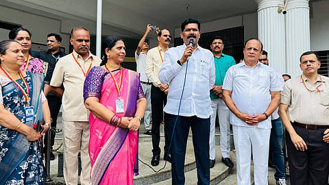 ಉಡುಪಿಯ ಡಾ. ಜಿ.ಶಂಕರ್​ ಸರ್ಕಾರಿ ಮಹಿಳಾ ಕಾಲೇಜ್​ನಲ್ಲಿ ವಿದ್ಯಾರ್ಥಿನಿಯರನ್ನು ಉದ್ದೇಶಿಸಿ ಸಚಿವ ಶಿವರಾಜ್​ ಎಸ್​. ತಂಗಡಗಿ ಮಾತನಾಡಿದರು. ವಿನಯಕುಮಾರ್​ ಸೊರಕೆ, ಪ್ರೊ. ನಿಕೇತನಾ, ಪ್ರೊ. ರಾಜೇಂದ್ರ ಕೆ., ಪ್ರೊ. ಶ್ರೀಮತಿ ಅಡಿಗ, ಪ್ರೊ. ಪಿ.ಬಿ. ಪ್ರಸನ್ನ, ವಿದ್ಯಾ ಡಿ. ಇತರರಿದ್ದರು.