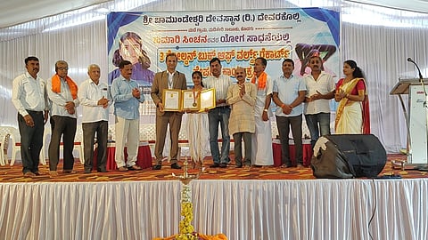 ಮೂರು ವಿಭಿನ್ನ ಯೋಗಾಸನಗಳ ಮೂಲಕ ಗೋಲ್ಡನ್ ಬುಕ್ ಆಫ್ ವರ್ಲ್ಡ್ ರೇಕಾರ್ಡ್ಸ್ಗೆ ಸೇರ್ಪಡೆದ ಮದೆನಾಡಿನ ವಿದ್ಯಾರ್ಥಿನಿ ಸಿಂಚನಾಳಿಗೆ ಯೋಗ ದಾಖಲೆಗಳ ಪ್ರಮಾಣ ಪತ್ರವನ್ನು ಪ್ರದಾನ ಮಾಡಲಾಯಿತು. ಡಾ. ಮನೀಷ್ ವಿಷ್ಣೋಯಿ, ಕೆ.ಜಿ. ಬೋಪಯ್ಯ, ಎಚ್.ಟಿ. ಅನಿಲ್, ಅಗೋಳಿಕಜೆ ಪಿ. ಧನಂಜ ರೇಣುಕಾ ಕೀರ್ತಿ ಮತ್ತಿತರರು ಇದ್ದರು.