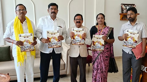 ಉಡುಪಿಯಲ್ಲಿ ಡಾ.ಶಿವರಾಮ ಕಾರಂತ ಟ್ರಸ್ಟ್​ನ 'ವಾರ್ತಾ ಸಂಚಯ'ವನ್ನು ಶಿವರಾಜ್​ ಎಸ್​. ತಂಗಡಗಿ ಉದ್ಘಾಟಿಸಿದರು. ಮಂಜುನಾಥ್​ ಪೂಜಾರಿ, ಡಾ.ಗಣನಾಥ್​ ಶೆಟ್ಟಿ ಎಕ್ಕಾರು, ಪೂರ್ಣಿಮಾ, ಜಿ.ಎಂ. ಶರೀಫ್​ ಹೂಡೆ ಇದ್ದರು.