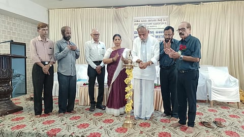 ಉಡುಪಿಯಲ್ಲಿ ಆಯೋಜಿಸಿದ್ದ ಹಿರಿಯ ನಾಗರಿಕರ ಅಭಿನಂದನಾ ಸಮಾರಂಭವನ್ನು ಕೆ.ವಾಸುದೇವ್​ ಶೆಟ್ಟಿ ಉದ್ಘಾಟಿಸಿದರು. ಡಾ.ನಿಕೇತನಾ, ಕೆ.ಮುರಳೀಧರ್​, ಕೆ.ಸದಾನಂದ ಹೆಗ್ಡೆ, ನಂದಕುಮಾರ್​, ಹರಿದಾಸ ನಾಯಕ್​ ಇದ್ದರು.