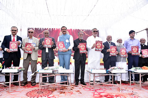 ಉದಯಗಿರಿಯ ಎಂ.ಇ.ಎಸ್. ಪ್ರಥಮ ದರ್ಜೆ ಕಾಲೇಜಿನ ಸುವರ್ಣ ಮಹೋತ್ಸವ ಕಾರ್ಯಕ್ರಮದಲ್ಲಿ ಮೈಸೂರು ವಿಶ್ವವಿದ್ಯಾಲಯದ ಕುಲಪತಿ ಪ್ರೊ.ಎನ್.ಕೆ. ಲೋಕನಾಥ್ ಸ್ಮರಣ ಸಂಚಿಕೆ ಬಿಡುಗಡೆ ಮಾಡಿದರು. ತನ್ವೀರ್ ಸೇಠ್, ಮಹಮ್ಮದ್ ಖಾಸಿಮ್, ಡಾ. ಸೈಯದ್ ಶಾಕೀಬ್ ರೆಹಮಾನ್ ಹಾಗೂ ಇತರರು ಇದ್ದರು.

