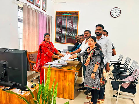 ಎನ್.ಆರ್.ಪುರ ತಹಸೀಲ್ದಾರ್ ಡಾ. ನೂರುಲ್ ಹುದಾಗೆ ಕಾನೂರು ವಿವಿಧೋದ್ದೇಶ ಸಹಕಾರ ಸಂಘದಿಂದ ಮನವಿ ಸಲ್ಲಿಸಲಾಯಿತು. ವಿ.ಕೆ.ಸುಧಾಕರ್, ಟಿ.ಹಿರಿಯಣ್ಣ, ಎಂ.ಡಿ.ಇಂಪಾ ಇತರರಿದ್ದರು.