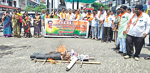 ರಾಜ್ಯ ಸರ್ಕಾರ ಆರ್ಥಿಕವಾಗಿ ದಿವಾಳಿಯಾಗಿದೆ ಎಂದು ಆರೋಪಿಸಿ ಜಿಲ್ಲಾ ಬಿಜೆಪಿಯಿಂದ ಯಾದಗಿರಿಯಲ್ಲಿ ಶುಕ್ರವಾರ ಅಣಕು ಶವಯಾತ್ರೆ ನಡೆಸಿ ರಾಜ್ಯ ಸರ್ಕಾರದ ವಿರುದ್ಧ ಪ್ರತಿಭಟನೆ ನಡೆಸಲಾಯಿತು. ಜಿಲ್ಲಾಧ್ಯಕ್ಷ ಬಸವರಾಜಪ್ಪ ವಿಭೂತಿಹಳ್ಳಿ, ಹಿರಿಯ ಮುಖಂಡ ರಾಚಣ್ಣಗೌಡ ಮುದ್ನಾಳ, ರಾಜ್ಯ ಬಿಜೆಪಿ ಕಾರ್ಯಕಾರಿ ಸದಸ್ಯ ಮಹೇಶರೆಡ್ಡಿ ಮುದ್ನಾಳ ಇತರರಿದ್ದರು.