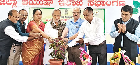 ಯಾದಗಿರಿಯಲ್ಲಿ ಶುಕ್ರವಾರ ಆಯೋಜಿಸಿದ್ದ ವಿಶ್ವ ಹೋಮಿಯೋಪತಿ ದಿನ ಮತ್ತು ವೈದ್ಯರಿಗೆ ರಾಜ್ಯಮಟ್ಟದ ಕಾರ್ಯಾಗಾರ ಕಾರ್ಯಕ್ರಮವನ್ನು ಶಾಸಕ ಚನ್ನಾರಡ್ಡಿ ಪಾಟೀಲ್​ ಉದ್ಘಾಟಿಸಿದರು. ಡಾ.ಪ್ರಸನ್ನ ಎಚ್​.ಎಸ್​., ಡಾ.ಸತೀಶ ಜಿ.ಪಾಟೀಲ್​, ಡಾ.ಅಶ್ವಥ ನಾರಾಯಣ, ಡಾ.ವಂದನಾ ಗಾಳಿ, ಡಾ.ಪ್ರಮೋದ ಕುಲಕರ್ಣಿ, ಡಾ.ಪ್ರಕಾಶ ರಾಜಾಪುರ ಇತರರಿದ್ದರು.
