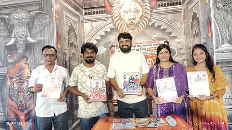 ರಬಕವಿ/ಬನಹಟ್ಟಿ: ನಾಟಕ ಕೇವಲ ಮನರಂಜನೆಯ ಸಾಧನವಲ್ಲ, ಅದು ಸಮಾಜದ ಬದುಕು, ಸಂಸ್ಕೃತಿ ಮತ್ತು ಭಾವನೆಗಳನ್ನು ಪ್ರತಿಬಿಂಬಿಸುವ ಪ್ರಬಲ ಕಲಾ ಮಾಧ್ಯಮವಾಗಿದೆ. ಉತ್ತರ ಕರ್ನಾಟಕದ ಸ್ಥಳೀಯ ಪ್ರತಿಭೆಗಳಿಗೆ ಹೆಚ್ಚಿನ ವೇದಿಕೆ ಕಲ್ಪಿಸಿ, ಅವರನ್ನು ಪ್ರೋತ್ಸಾಹಿಸುವ ಕಾರ್ಯ ನಿರಂತರವಾಗಬೇಕು ಎಂದು ಜೀ ಕನ್ನಡದ ಕಾಮಿಡಿ ಕಿಲಾಡಿಗಳು ಸೀಸನ್ 4 ವಿಜೇತ ಹರೀಶ ಹಿರೇಯೂರ ಹೇಳಿದರು.

 ಬನಹಟ್ಟಿಯ ಕಾಡಸಿದ್ಧೇಶ್ವರ ಜಾತ್ರಾ ಮಹೋತ್ಸವದ ಅಂಗವಾಗಿ ಜಗದಾಳ ರಸ್ತೆಯಲ್ಲಿರುವ ಗುರು ಖಾಸಗತೇಶ್ವರ ನಾಟ್ಯ ಸಂಘದ ಸೆಟ್‌ನಲ್ಲಿ ಶನಿವಾರ ಗಂಗಿ ನೀ ಜಗ್ಗ ಬಾಡ್ ಲುಂಗಿ ಹಾಸ್ಯ ನಾಟಕದ ಪ್ರದರ್ಶನಕ್ಕೆ ಚಾಲನೆ ನೀಡಿ ಅವರು ಮಾತನಾಡಿದರು.

 ಭಾರತ ತಾಳಿಕೋಟಿ ಹಾಗೂ ಕಷ್ಣಮೂರ್ತಿ ಶಾಸ್ತ್ರಿ ರಚಿಸಿರುವ ನಾಟಕವು ಹಾಸ್ಯದೊಂದಿಗೆ ಸಾಮಾಜಿಕ ಸಂದೇಶವನ್ನೂ ಒಳಗೊಂಡಿದೆ. ಪ್ರೇಕ್ಷಕರಿಗೆ ಮನರಂಜನೆ ನೀಡುವ ಉದ್ದೇಶದಿಂದ ಪ್ರತಿದಿನ ಮೂರು ಪ್ರದರ್ಶನಗಳನ್ನು ಆಯೋಜಿಸಲಾಗಿದೆ. ಮಂಜು ಗುಳೇದಗುಡ್ಡ, ಭವ್ಯ ಮಂಗಳೂರು ಸೇರಿದಂತೆ ಉತ್ತರ ಕರ್ನಾಟಕದ ಹಲವು ಕಲಾವಿದರು ಅಭಿನಯಿಸುತ್ತಿದ್ದು, ಅವರ ಅಭಿನಯಕ್ಕೆ ಪ್ರೇಕ್ಷಕರಿಂದ ಉತ್ತಮ ಸ್ಪಂದನೆ ವ್ಯಕ್ತವಾಗುತ್ತಿದೆ.

 ಜಾತ್ರೆಗೆ ಆಗಮಿಸುವ ಭಕ್ತರು ಹಾಗೂ ಕಲಾಭಿಮಾನಿಗಳು ನಾಟಕ ವೀಕ್ಷಿಸುವ ಮೂಲಕ ಸ್ಥಳೀಯ ಕಲಾವಿದರಿಗೆ ಬೆಂಬಲ ನೀಡಬೇಕು ಎಂದು ನಾಟ್ಯ ಸಂಘದ ಕಂಪನಿ ಮಾಲೀಕ ಭಾರತ ತಾಳಿಕೋಟಿ ಮನವಿ ಮಾಡಿದರು.

 ಪ್ರಿಯಾ ಹಿರೇಯೂರ, ಭವ್ಯ ಮಂಗಳೂರು, ಶೇಖರ ಜವಳಗಿ, ಕಿರಣ ಆಳಗಿ, ಮಲ್ಲಿಕಾರ್ಜುನ ತುಂಗಳ ಮತ್ತಿತರರಿದ್ದರು.