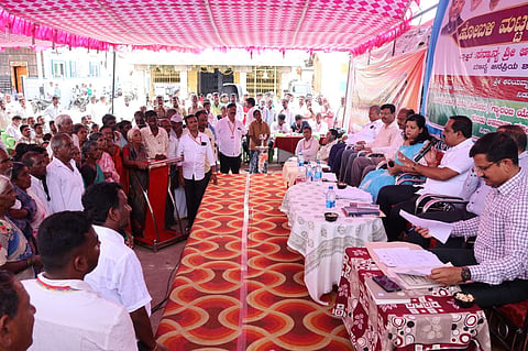 ಕಡೂರು ತಾಲೂಕಿನ ನಿಡುವಳ್ಳಿಯಲ್ಲಿ ನಡೆದ ಹೋಬಳಿ ಮಟ್ಟದ ಪ್ರಜಾಸೇವೆ ಆಂದೋಲನ ಸಭೆಯಲ್ಲಿ ಪಿಂಚಣಿ ಸವಲತ್ತು ಒದಗಿಸಿಕೊಡುವಂತೆ ಗ್ರಾಮಸ್ಥರು ಶಾಸಕ ಕೆ.ಎಸ್.ಆನಂದ್ ಅವರನ್ನು ಒತ್ತಾಯಿಸಿದರು. ಸಿ.ಎಸ್.ಪೂರ್ಣಿಮಾ, ಬೋರಯ್ಯ,  ಸಿ.ಆರ್‌ಪ್ರವೀಣ್ ಇತರರಿದ್ದರು.