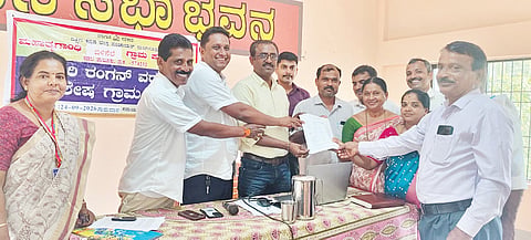  ಬಿಳಿನೆಲೆ ಗ್ರಾಮಸಭೆಯಲ್ಲಿ ಅಧಿಕಾರಿಗಳಿಗೆ ಮನವಿ ಸಲ್ಲಿಸಲಾಯಿತು. ಪ್ರಮುಖರಾದ ಚಲುವರಂಗಪ್ಪ, ಚೇತನ್, ಸುಧೀರ್ ಕುವಾರ್ ಶೆಟ್ಟಿ, ವಾಡ್ಯಪ್ಪ ಗೌಡ, ಚಂದ್ರಾವತಿ ಉಪಸ್ಥಿತರಿದ್ದರು.