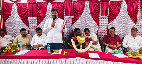 ದೊಡ್ಡಬಳ್ಳಾಪುರ ಕೊನೇನಹಳ್ಳಿಯಲ್ಲಿ ಡೇರಿ ನೂತನ ಕಟ್ಟಡವನ್ನು ಶಾಸಕ ಧೀರಜ್​ ಮುನಿರಾಜು ಉದ್ಘಾಟಿಸಿದರು. ಬಮುಲ್​ ನಿರ್ದೇಶಕ ಬಿ.ಸಿ.ಆನಂದ್​, ಡೇರಿ ಅಧ್ಯಕ್ಷ ರುದ್ರಮೂರ್ತಿ, ಟಿಎಪಿಸಿಎಂಎಸ್​ ಅಧ್ಯಕ್ಷ ಸಿದ್ದರಾಮಯ್ಯ, ಮುಖಂಡ ನಾಗೇಶ್​, ರಾಮಕೃಷ್ಣ ಬಾಬು, ಪುಟ್ಟಬಸವರಾಜು ಇದ್ದರು.