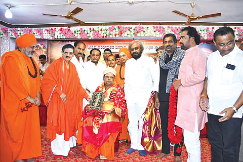 ಕಲಬುರಗಿ ಸುಲಫಲ ಮಠದಲ್ಲಿ ಶುಕ್ರವಾರ ಸಂಜೆ ನಡೆದ ವಚನ ದರ್ಶನ ಪ್ರವಚನ ಕಾರ್ಯಕ್ರಮದಲ್ಲಿ ಜಗದ್ಗುರು ಶ್ರೀ ಡಾ.ಸಾರಂಗಧರ ದೇಶಿಕೇಂದ್ರ ಸ್ವಾಮೀಜಿ ಅವರನ್ನು ಶ್ರೀ ಡಾ.ಚನ್ನವಿರ ಶಿವಾಚಾರ್ಯರು ಸತ್ಕರಿಸಿದರು. ವಿವಿಧ ಮಠಾಧೀಶರು, ಸಚಿವ ಈಶ್ವರ ಖಂಡ್ರೆ, ಶಾಸಕರಾದ ಅಲ್ಲಮಪ್ರಭು ಪಾಟೀಲ್​, ತಿಪ್ಪಣ್ಣಪ್ಪ ಕಮಕನೂರ, ರಹೀಮ್​ ಖಾನ್​, ಪ್ರಮುಖರಾದ ಶರಣಕುಮಾರ ಮೋದಿ, ಅರುಣಕುಮಾರ ಎಂವೈ ಪಾಟೀಲ್​, ಅರುಣಕುಮಾರ ಪಾಟೀಲ್​ ಕೊಡಲಹಂಗರಗಾ ಇತರರಿದ್ದರು.