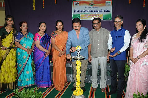 ಮೈಸೂರು ನಗರದ ನಟರಾಜ ಮಹಿಳಾ ವಸತಿ ಪ್ರಥಮ ದರ್ಜೆ ಕಾಲೇಜಿನಲ್ಲಿ ಶನಿವಾರ ಸಾಂಸ್ಕೃತಿಕ, ಕ್ರೀಡಾ ವೇದಿಕೆ ಹಾಗೂ ರಾಷ್ಟ್ರೀಯ ಸೇವಾ ಯೋಜನೆಯನ್ನು ಕರ್ನಾಟಕ ರಾಜ್ಯ ಮುಕ್ತ ವಿಶ್ವವಿದ್ಯಾಲಯದ ಕುಲಪತಿ ಪ್ರೊ.ಎ.ಪಿ. ಜ್ಞಾನಪ್ರಕಾಶ್ ಉದ್ಘಾಟಿಸಿದರು. ಎಂ. ಸವಿತಾ,  ಎಂ. ಶಿವರಾಜು, ಡಾ.ಎಂ. ಶಾರದಾ, ಡಾ.ಜಿ. ಪ್ರಸಾದಮೂರ್ತಿ ಹಾಗೂ ಇತರರು ಇದ್ದರು.

