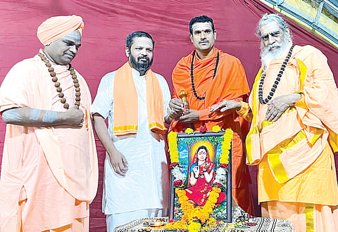 ಸೇಡಂನಲ್ಲಿ ಶ್ರೀ ಸಪ್ಪಣ್ಣಾರ್ಯ ಶಿವಯೋಗಿಗಳ 109ನೇ ಪುಣ್ಯಸ್ಮರಣೆ ಅಂಗವಾಗಿ ಆಯೋಜಿಸಲಾದ ಮಹಾಸಾದ್ವಿ ಹೇಮರಡ್ಡಿ ಮಲ್ಲಮ್ಮ ಅವರ ಚರಿತಾಮೃತ ಪ್ರವಚನ ಮಾಲಿಕೆಯನ್ನು ಶ್ರೀ ಶಿವಶಂಕರ ಶಿವಾಚಾರ್ಯರು ಉದ್ಘಾಟಿಸಿದರು. ಶ್ರೀ ಸದಾಶಿವ ಸ್ವಾಮೀಜಿ, ಶ್ರೀ ಪಂಚಾಕ್ಷರ ಸ್ವಾಮೀಜಿ, ಶ್ರೀ ಗುರುಸಿದ್ದೇಶ್ವ ಶಿವಾಚಾರ್ಯರು ಇದ್ದರು. 